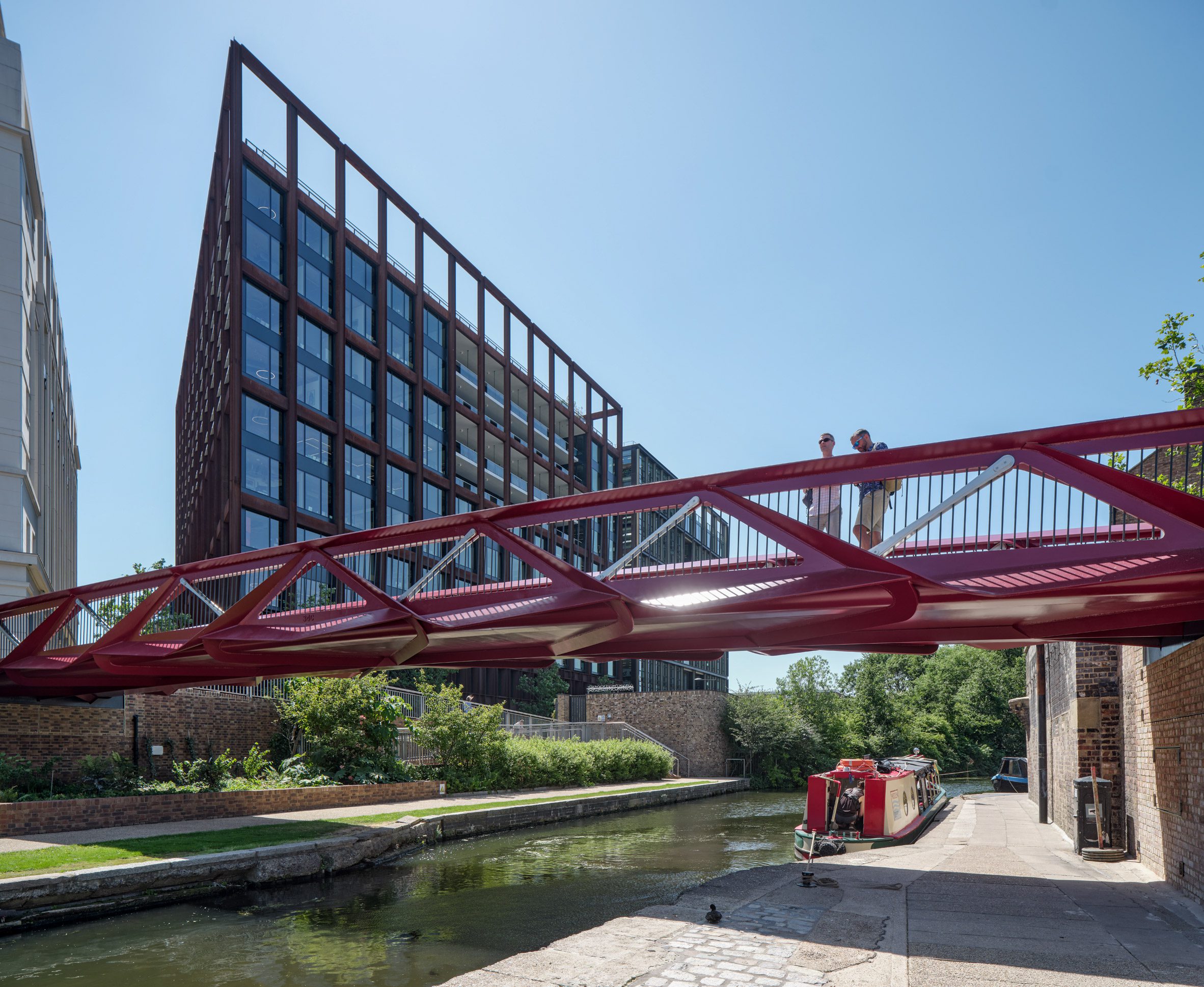 伦敦 Coal Drops Yard 购物中心新添 Esperance 红色人行桥-16