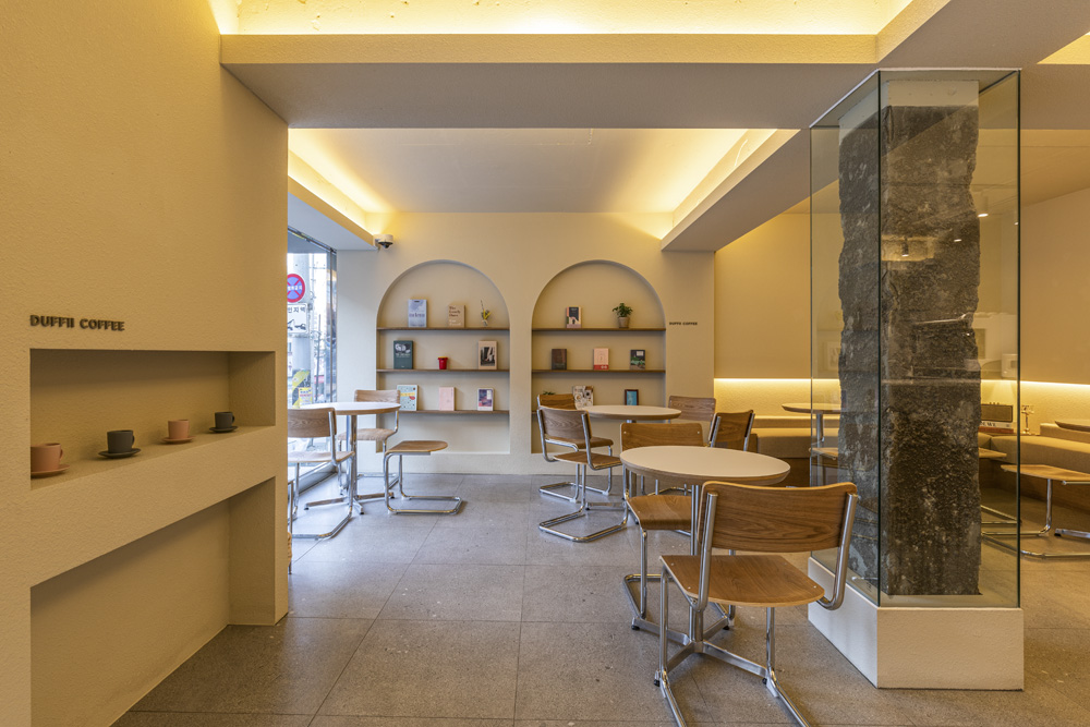 温暧的 18 坪咖啡厅设计 | 白色与木质的温馨空间-4