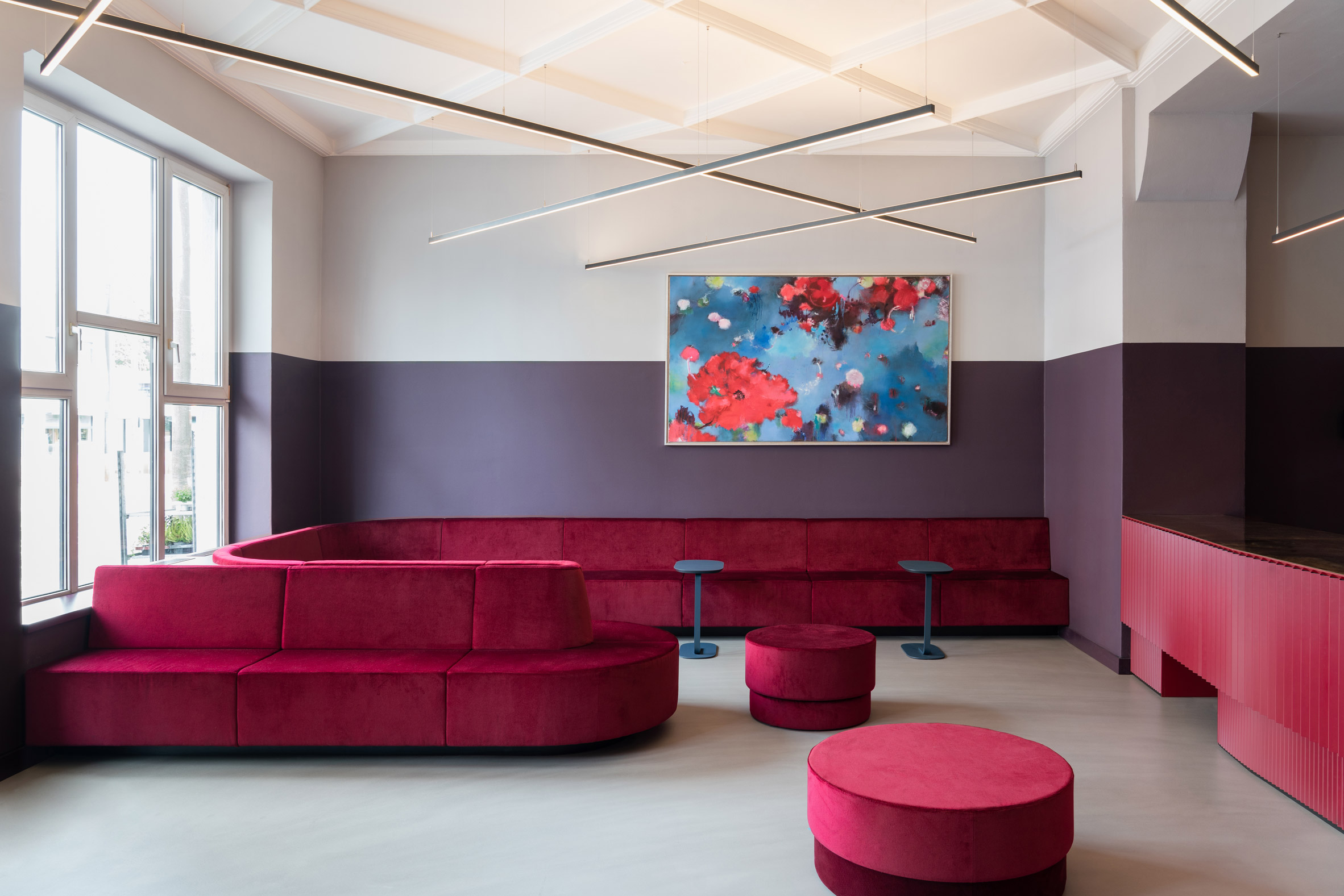 柏林艺术影院 Blauer Stern 翻新，霓虹灯与饱和色彩的视觉盛宴-3