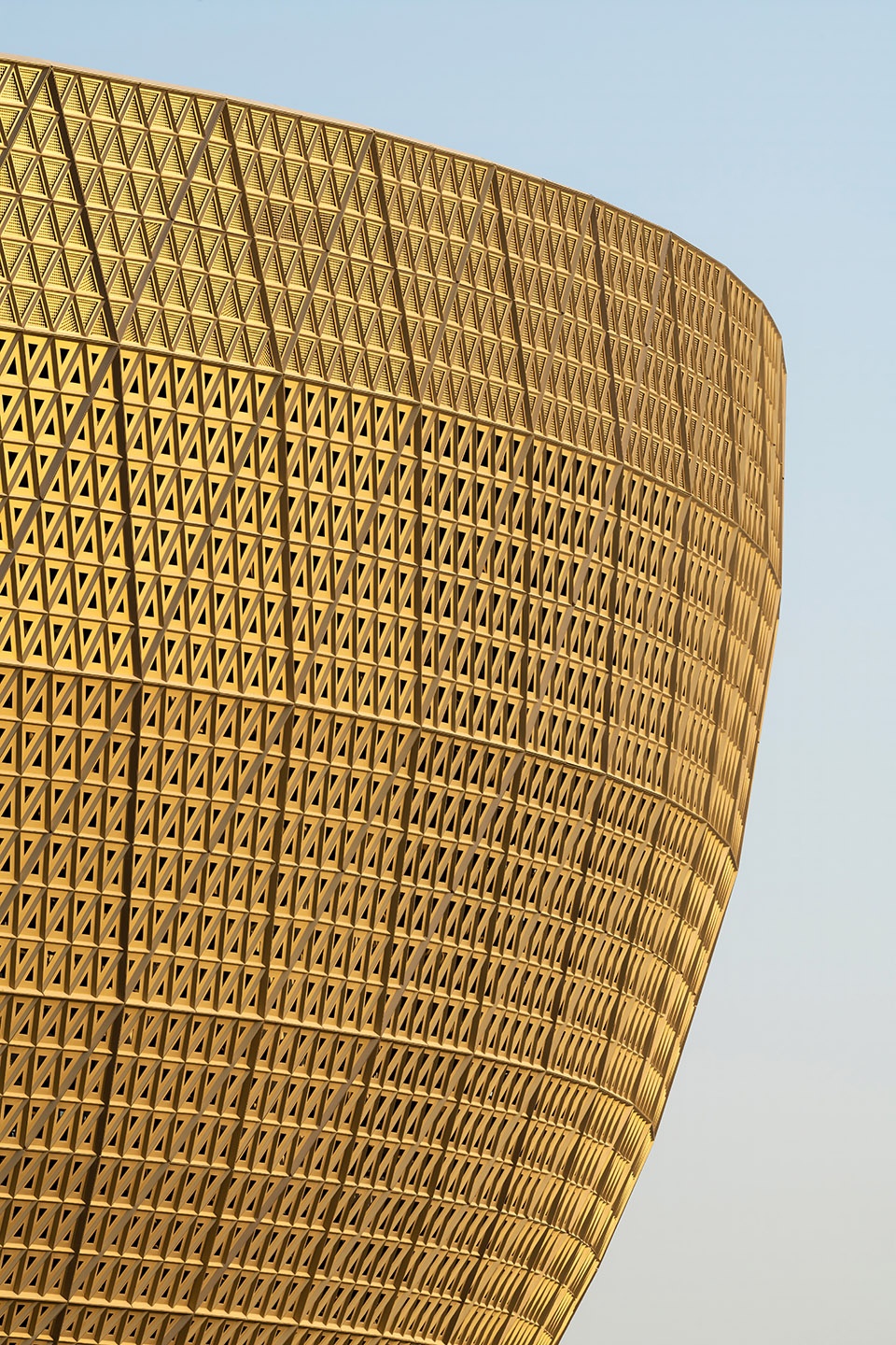 Foster + Partners 打造卡塔尔卢塞尔体育场,金色容器闪耀阳光下-7
