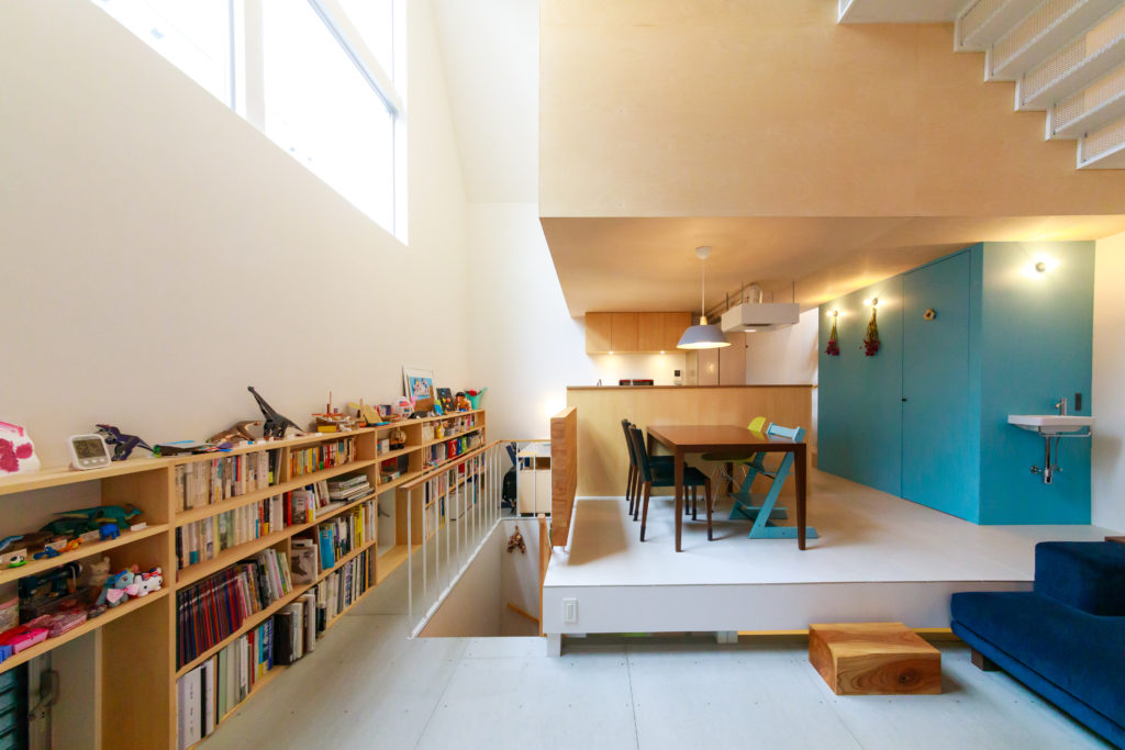 鉄骨造が叶えた大胆プラン吹き抜けの大空間に個室が浮かぶ家 | Architecture | 100%LiFE-1