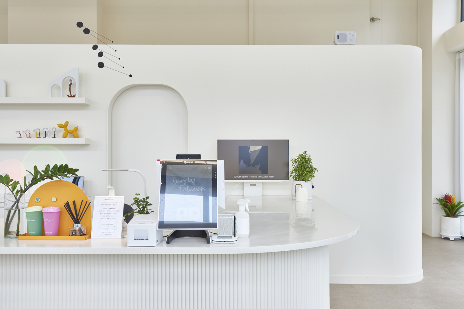 极简 38 平咖啡馆，展现空间魅力-12