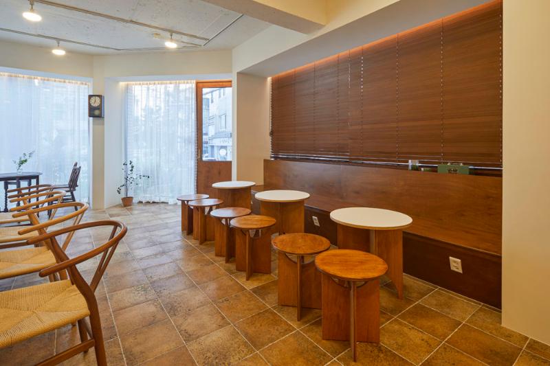 21 平米咖啡店，白色与木纹的温馨空间-8