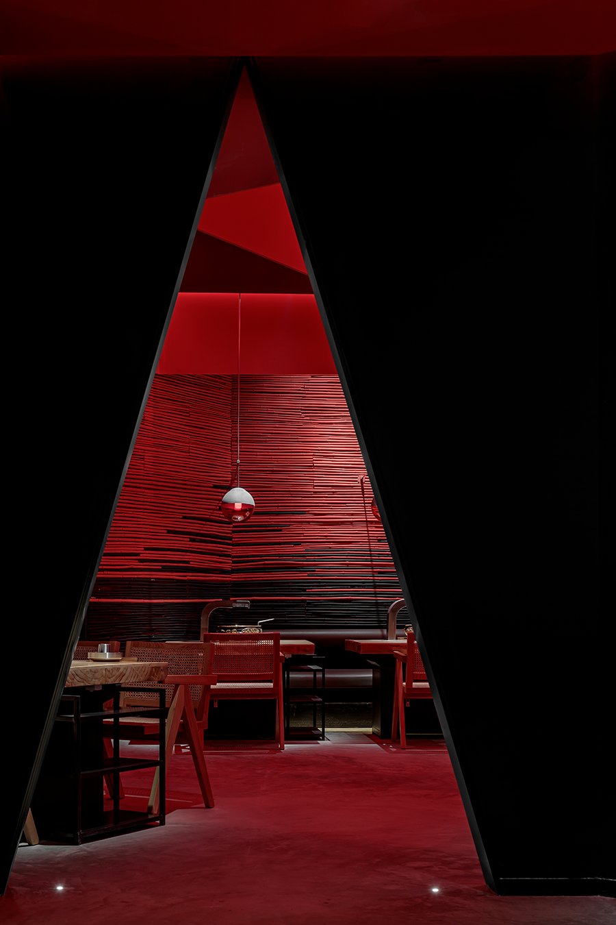 成都 320㎡火山岩洞韩式烤肉空间,演绎红与黑的独特魅力-0