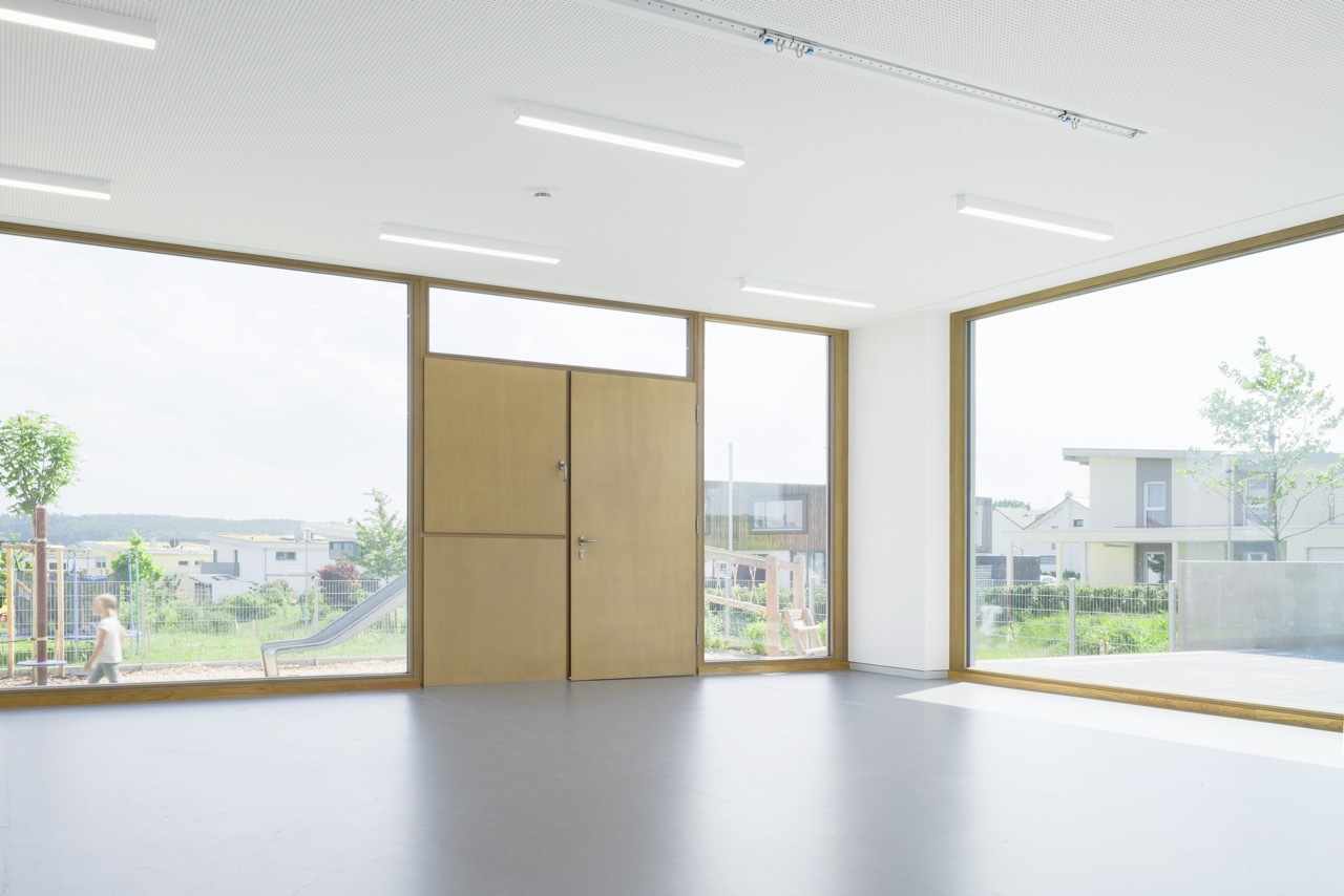 德国 Aichtal 幼儿园 | 白色极简与美国南部的“门廊”融合-22