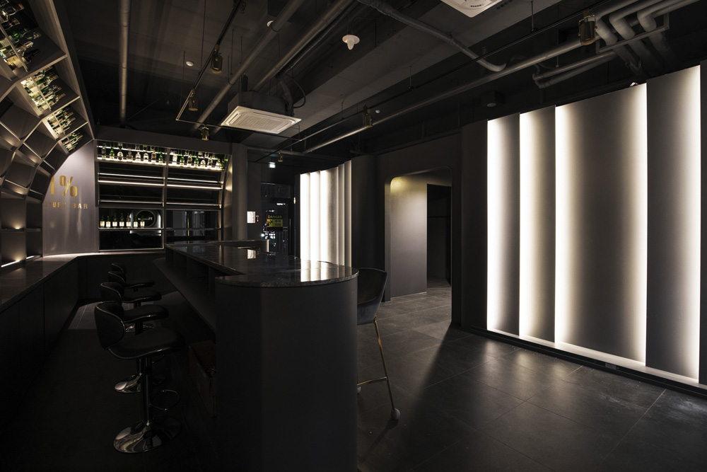 高级黑 | 巴塞罗那 1% 餐厅的惊艳室内设计-10
