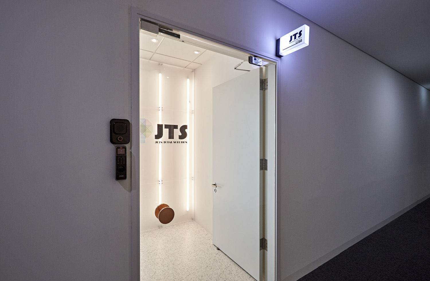 "34 平米水族公司办公室，极简舒适的室内设计"-16