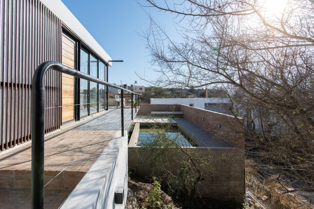 阿根廷山林中的简约住宅设计-16