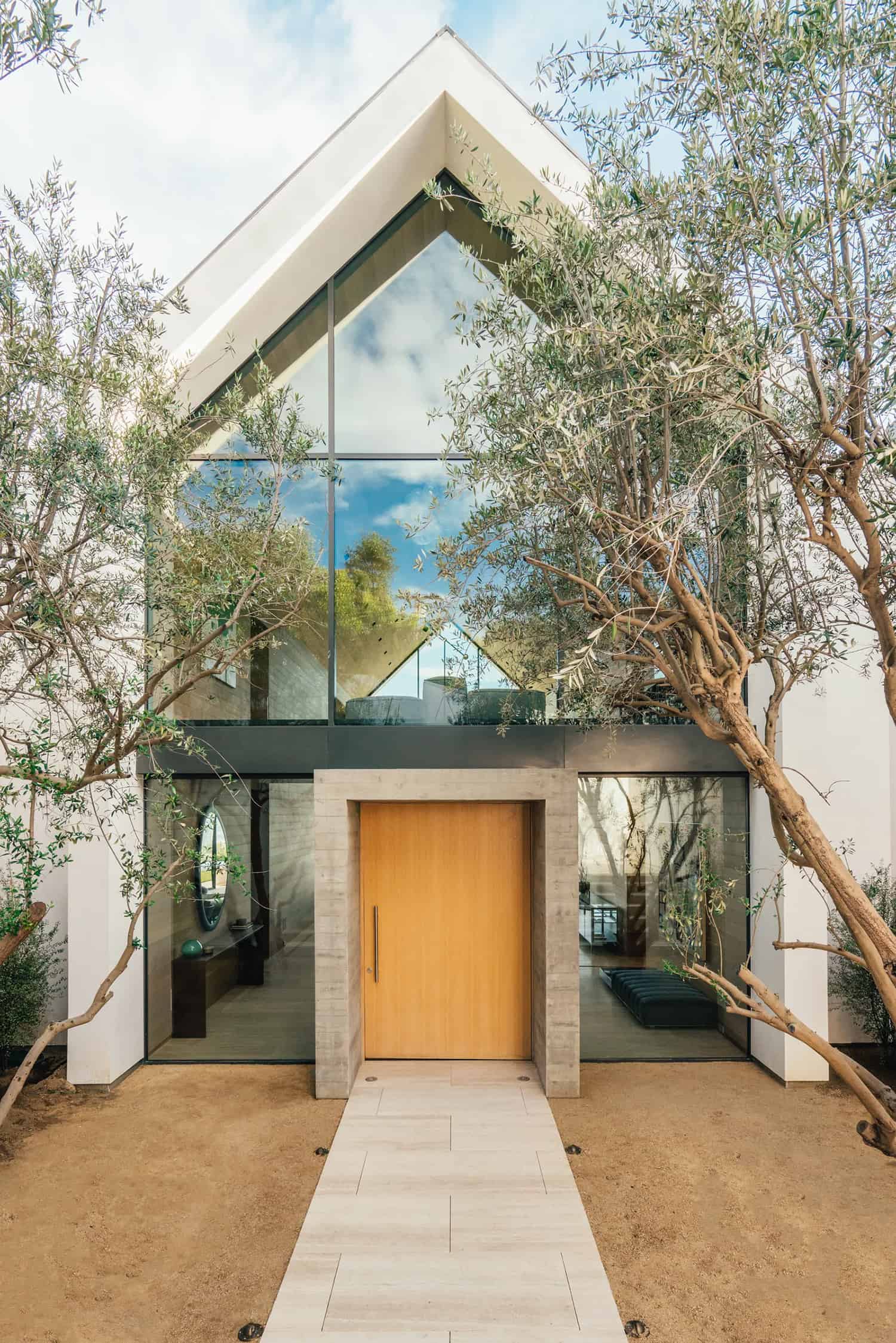 Fascinating minimalist home is cantilevered over the Los Angeles hills-7