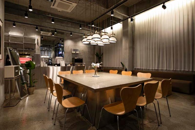 30 平米咖啡馆的极简主义魅力-4