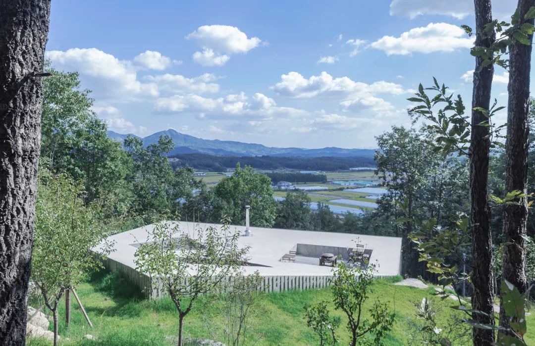 首尔以东的倾斜屋顶乡村住宅-32