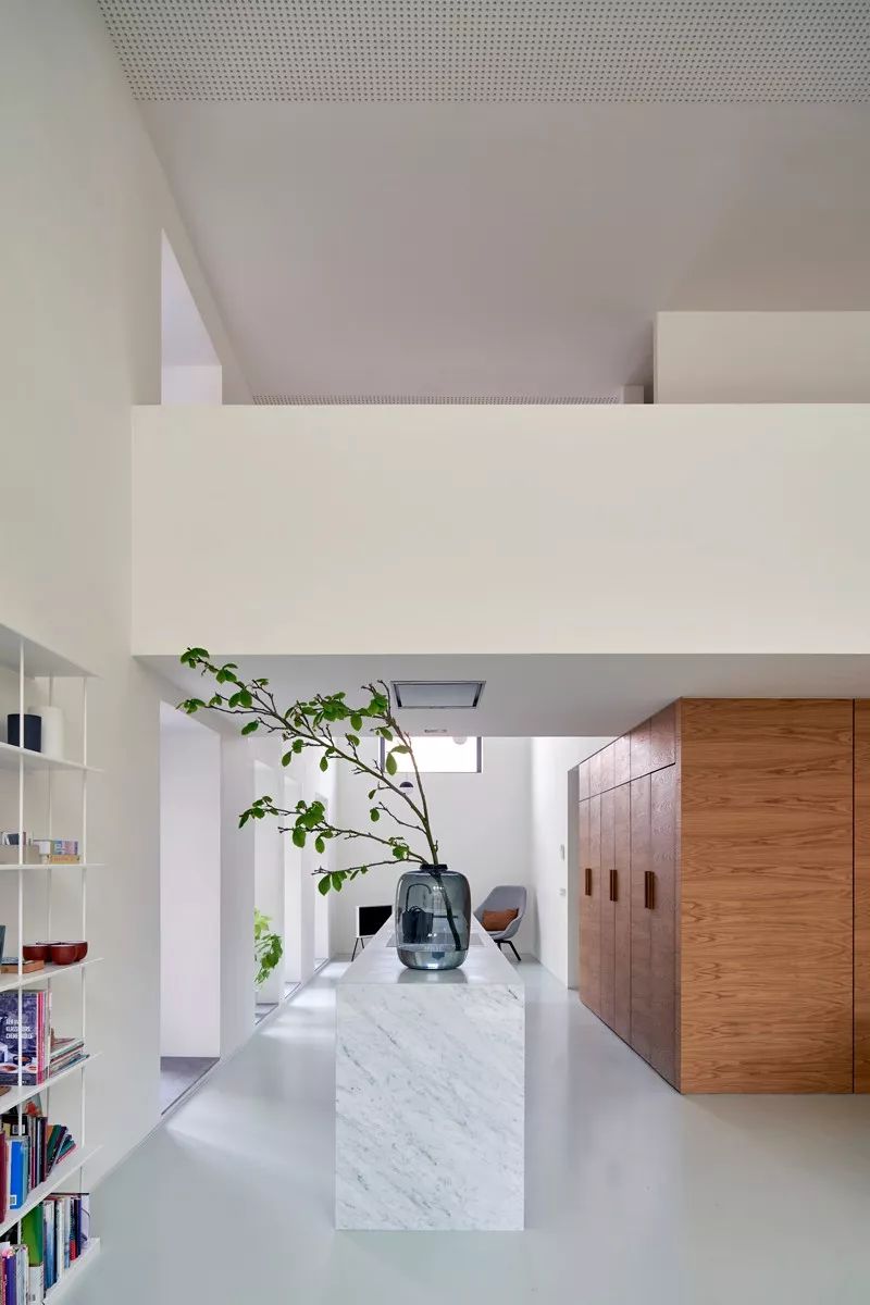 悬浮楼梯+吸引天花，给人最纯净感受的 LOFT 设计-29
