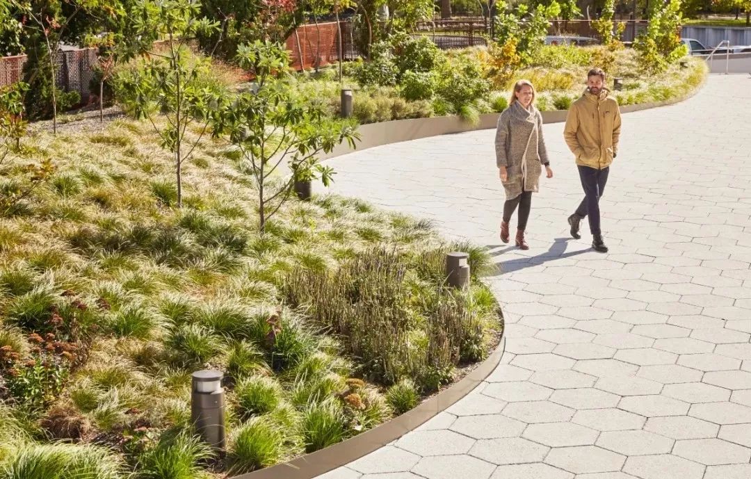 大海波浪元素融入景观设计,打造夏日清凉空间-30