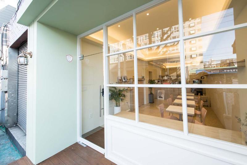 简约照明打造 17 坪咖啡厅-16