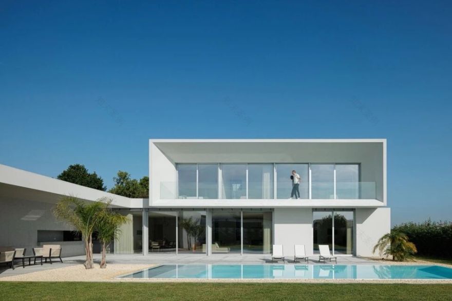 以自然采光与户外空间为核心 极简白色住宅 Arquitetura501-28