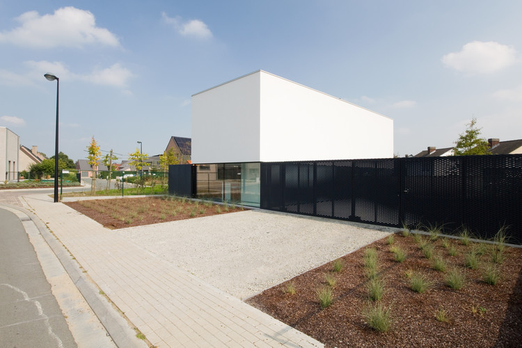 比利时小地块上的现代木构住宅-17