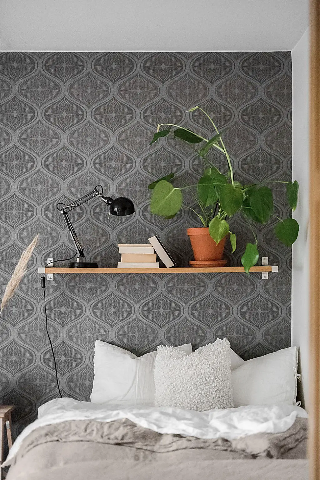 28 平米灰色系公寓，用图案壁纸与藤编家具营造温馨时尚空间-4