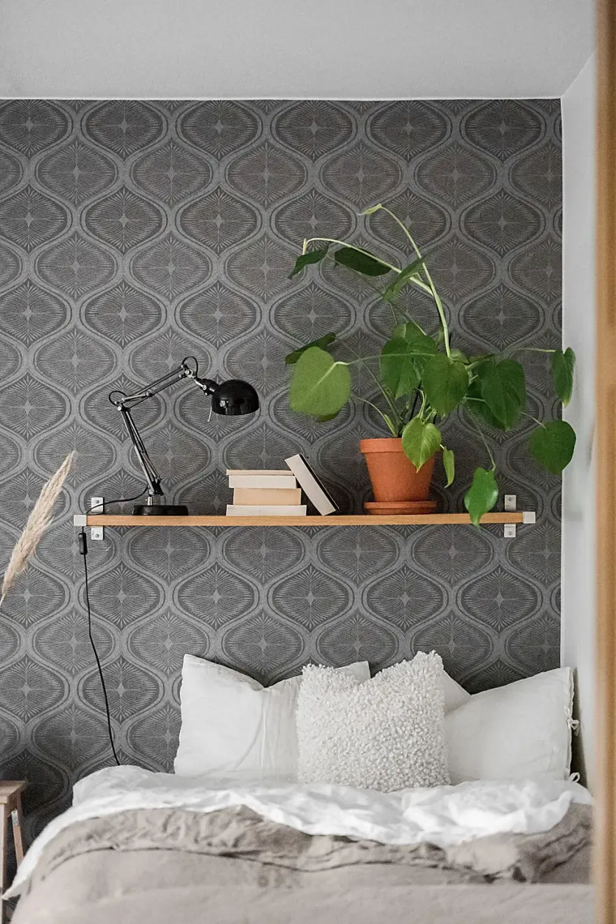 28 平米灰色系公寓,用图案壁纸与藤编家具营造温馨时尚空间-4
