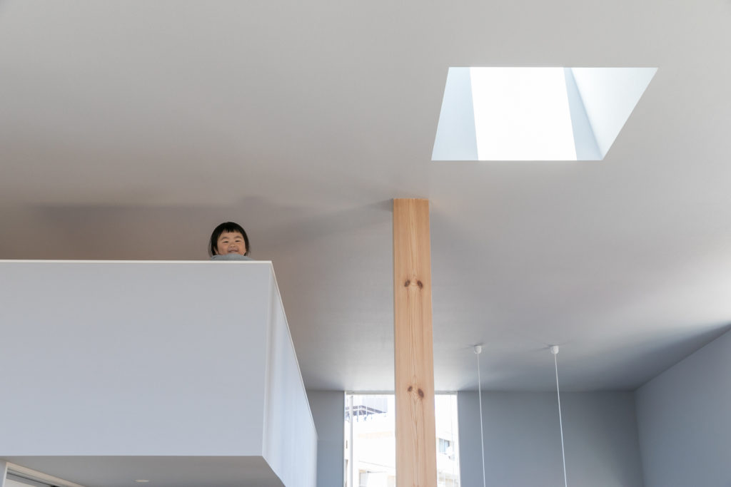 「大きな穴」が空間と家族をつなげる上下階をつなぐ吹き抜けがもたらす一体感温もりと開放感のある住まい | Style of Life | 100%LiFE-9