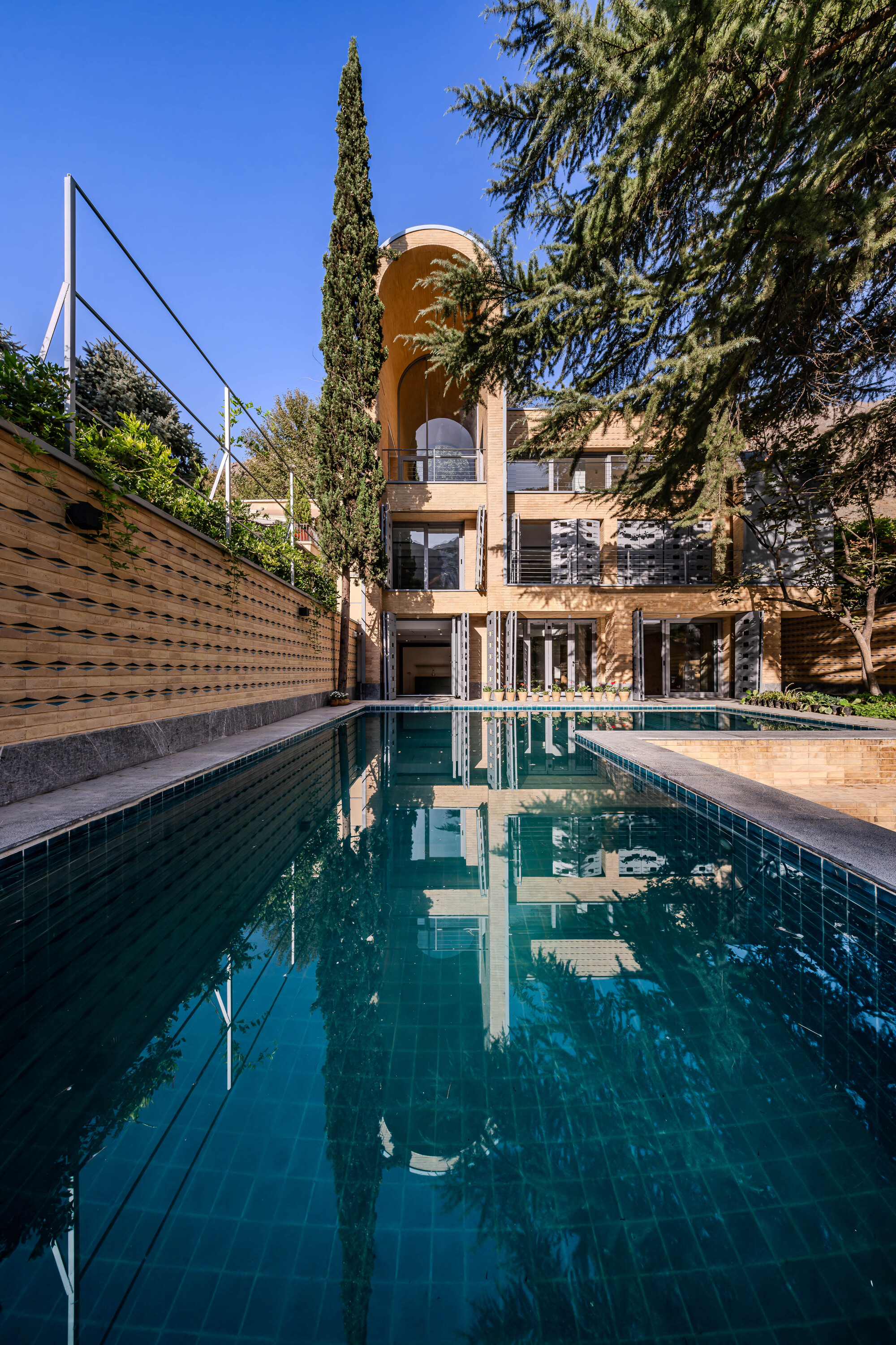 A House Looking to A Cedrus Tree / Cedrus Studio-25