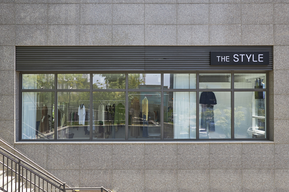 白色与木色的极简时尚 | 10 坪服饰店的感性设计-13