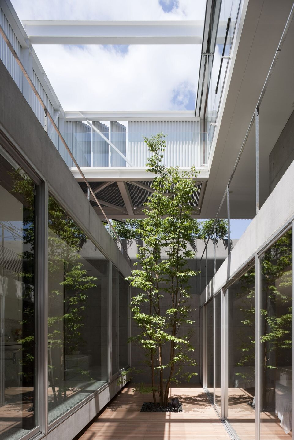 东京私密寓所的庭院光影之美-29