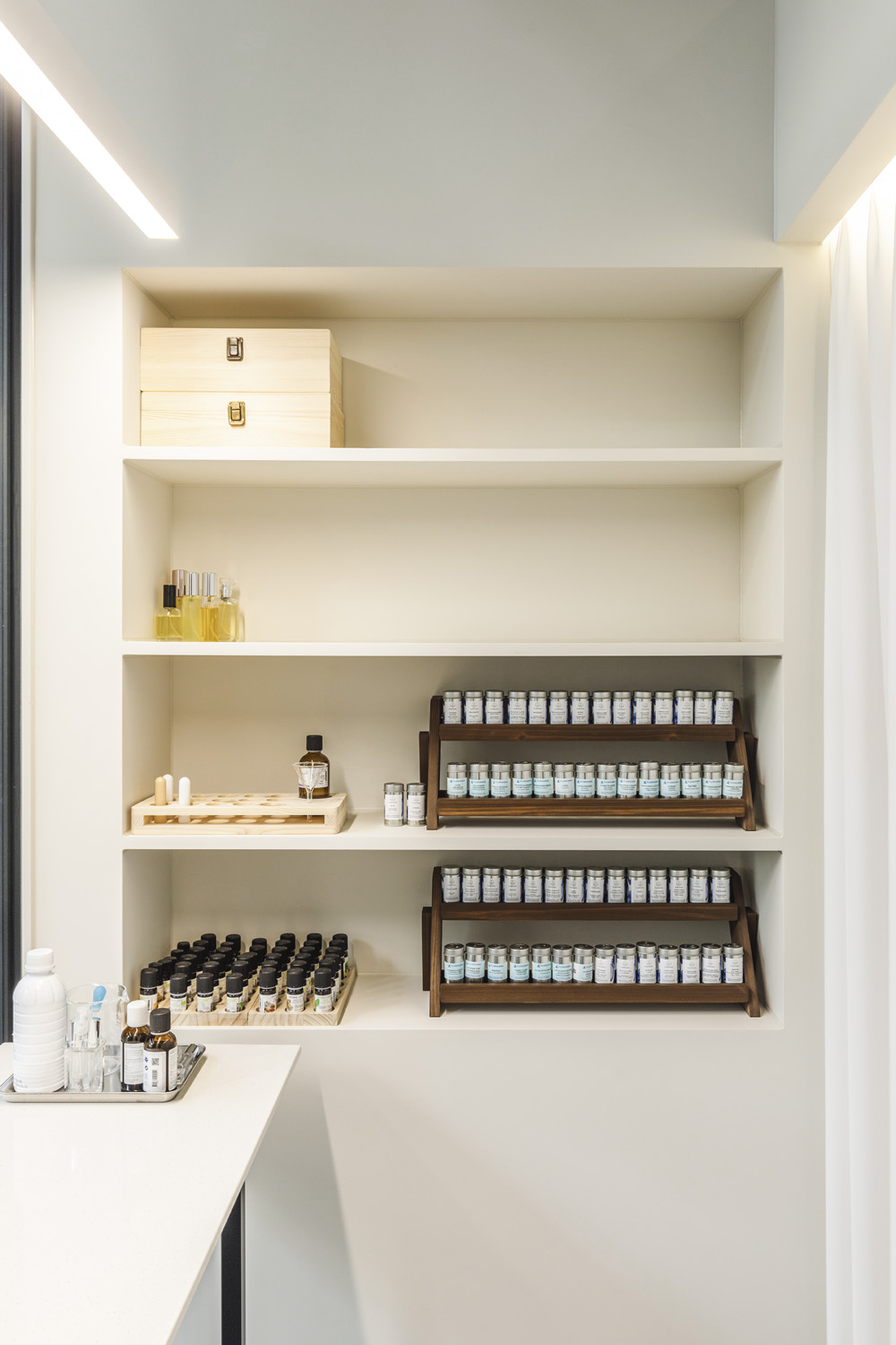 时尚高级的 10 坪美妆店设计-11