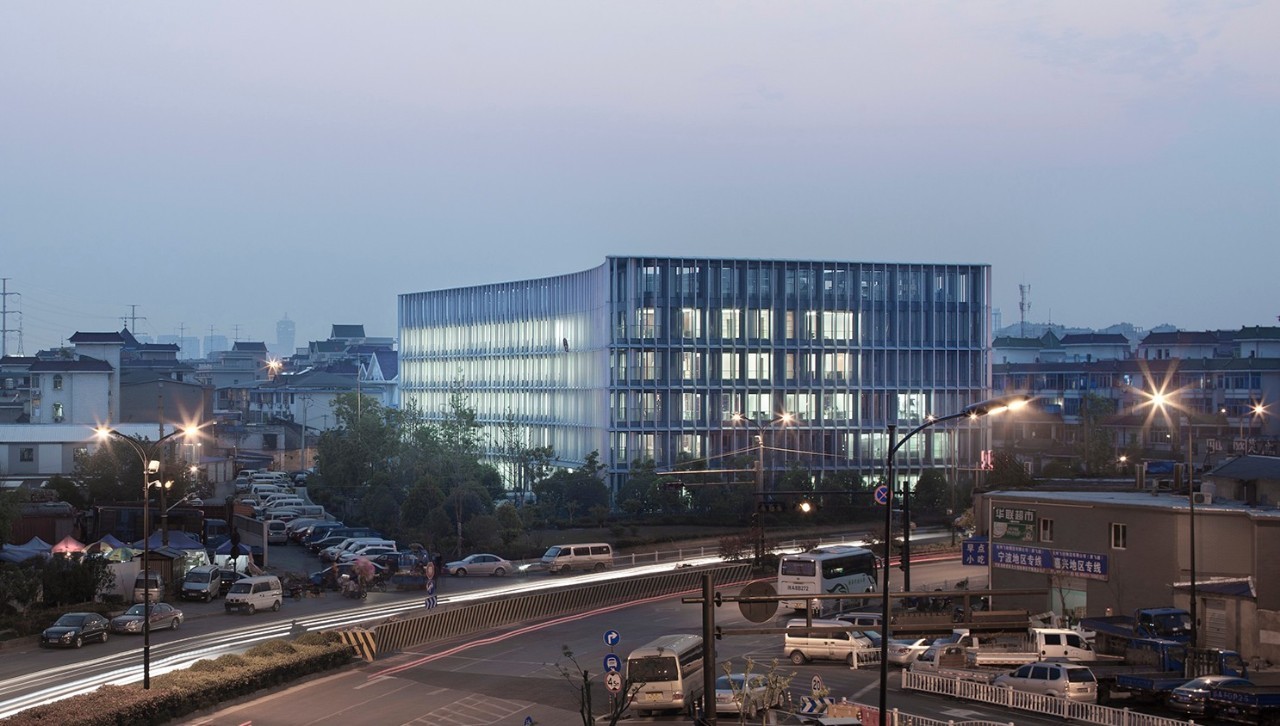 嘈杂基地环境下如何设计出清雅的办公空间？这个项目给你最好的答案-31