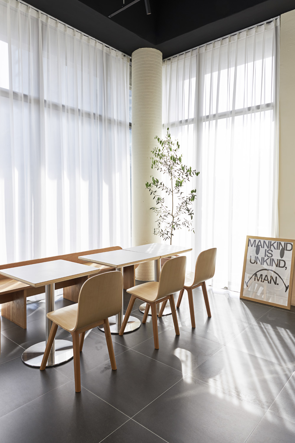 明亮的现代咖啡厅，32 平米打造舒适氛围-15