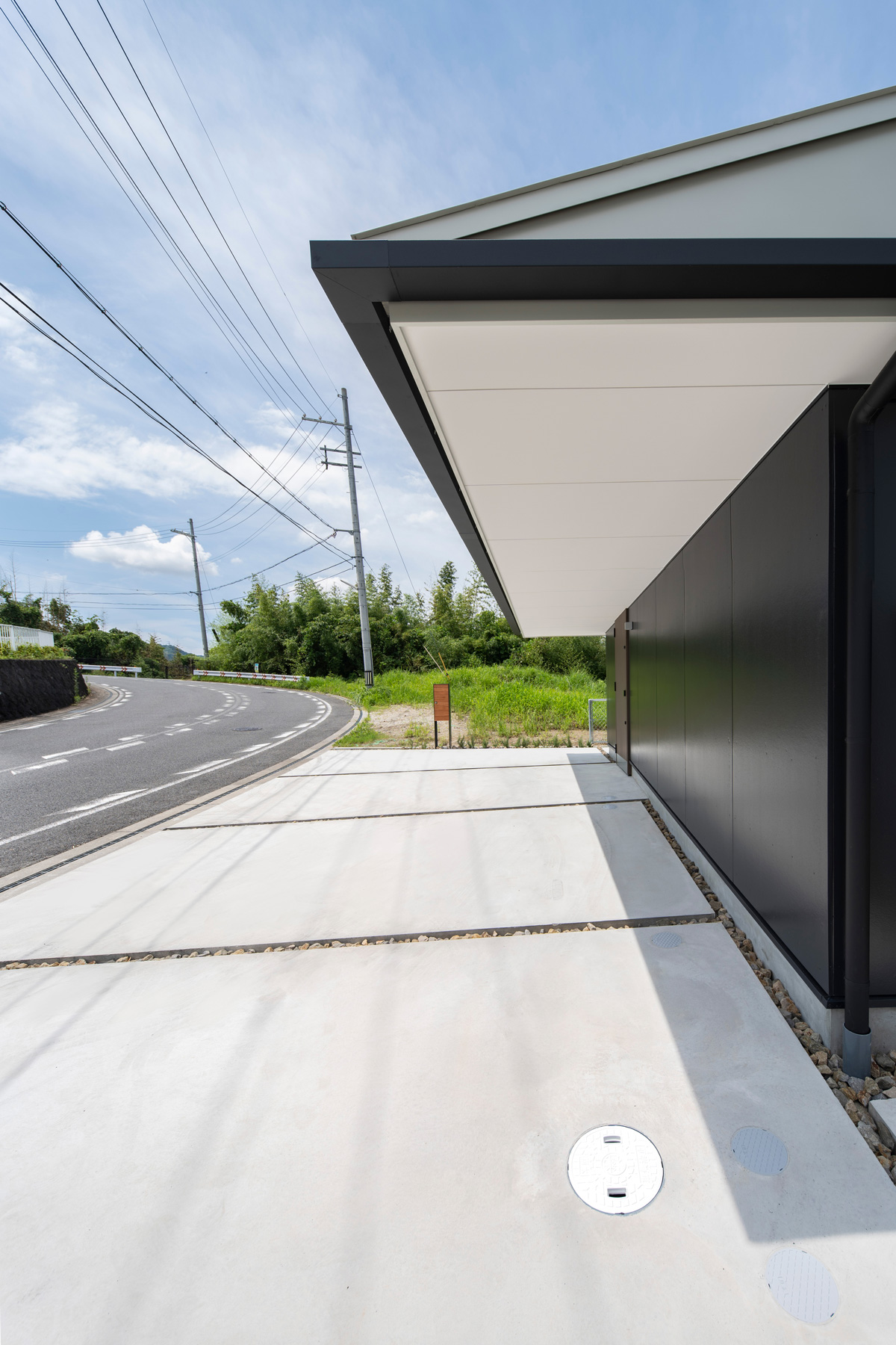 山形坡地上的雅致居所——山本洋平设计的三功能屋顶-6