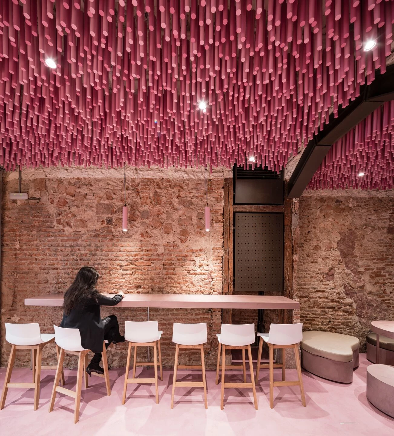 马德里粉色木棍艺术装置面包店丨西班牙马德里丨IDEO arquitectura-9