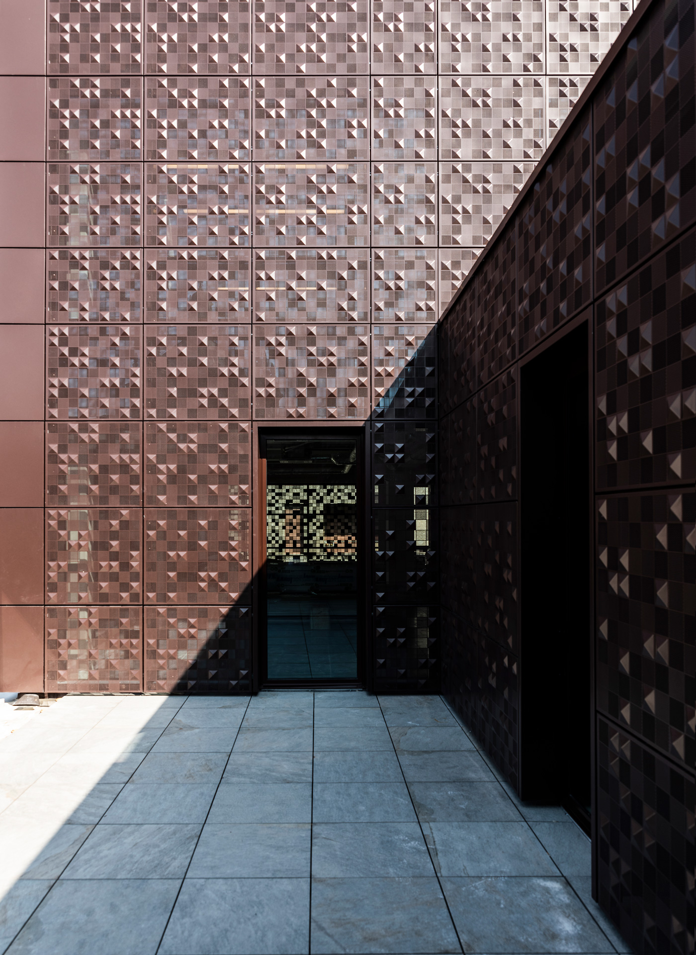 米兰“玻璃建筑”重现历史对话，公园景观与城市空间完美融合-11