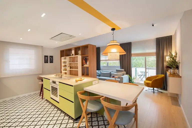 旋转家具打造开放式厨房,绿色与陶土色彩的巧妙运用-9