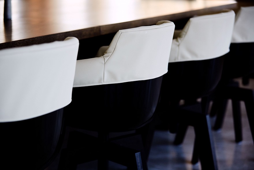 Sky-High Southbank Apartment / Nido Studio Interior Design-23