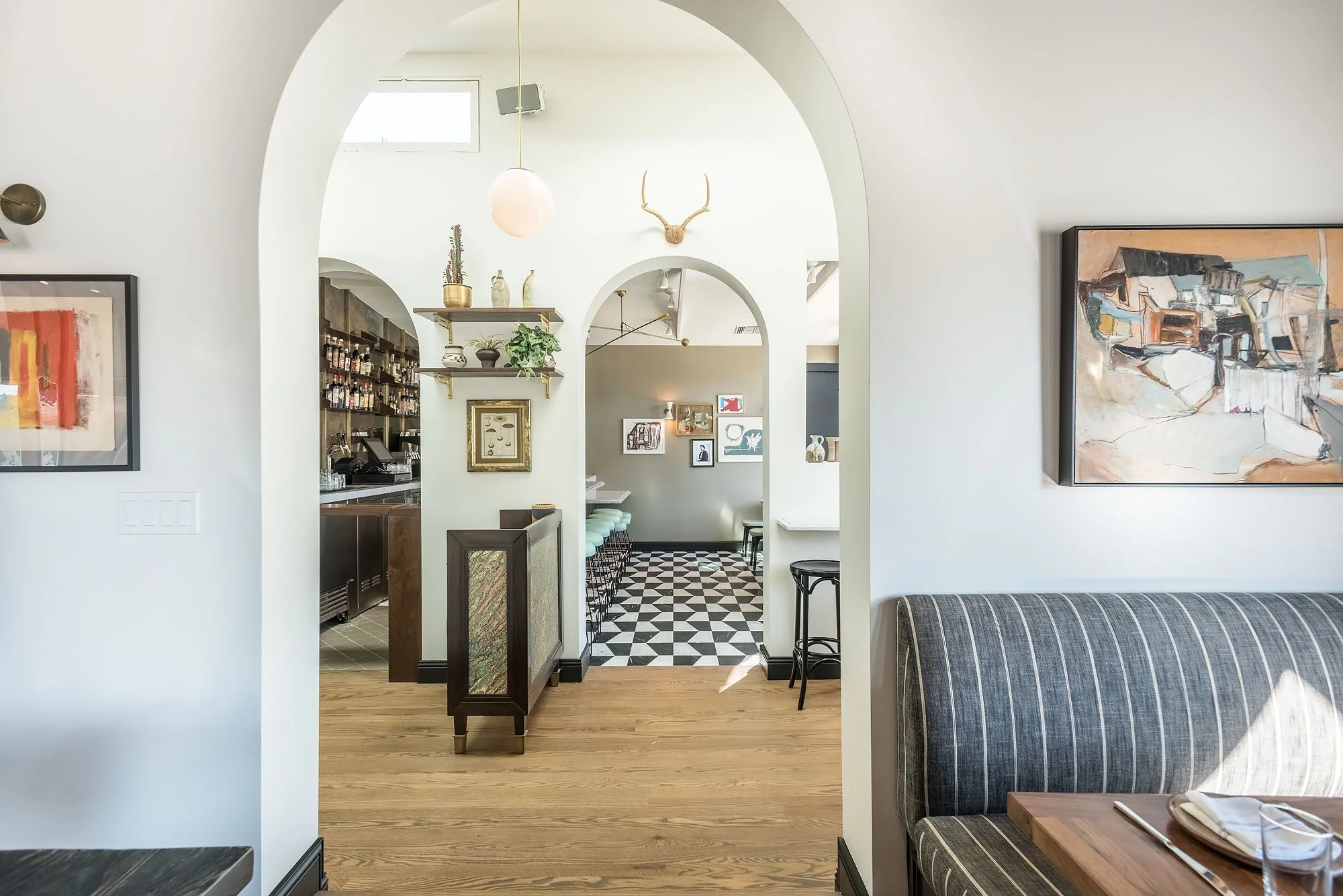 费利餐厅

注：trattoria常见意思是小餐馆；小饭馆；家庭经营的餐厅 ，这里结合语境推测 feli 可能是餐厅名称，所以整体翻译为费利餐厅  丨美国-29