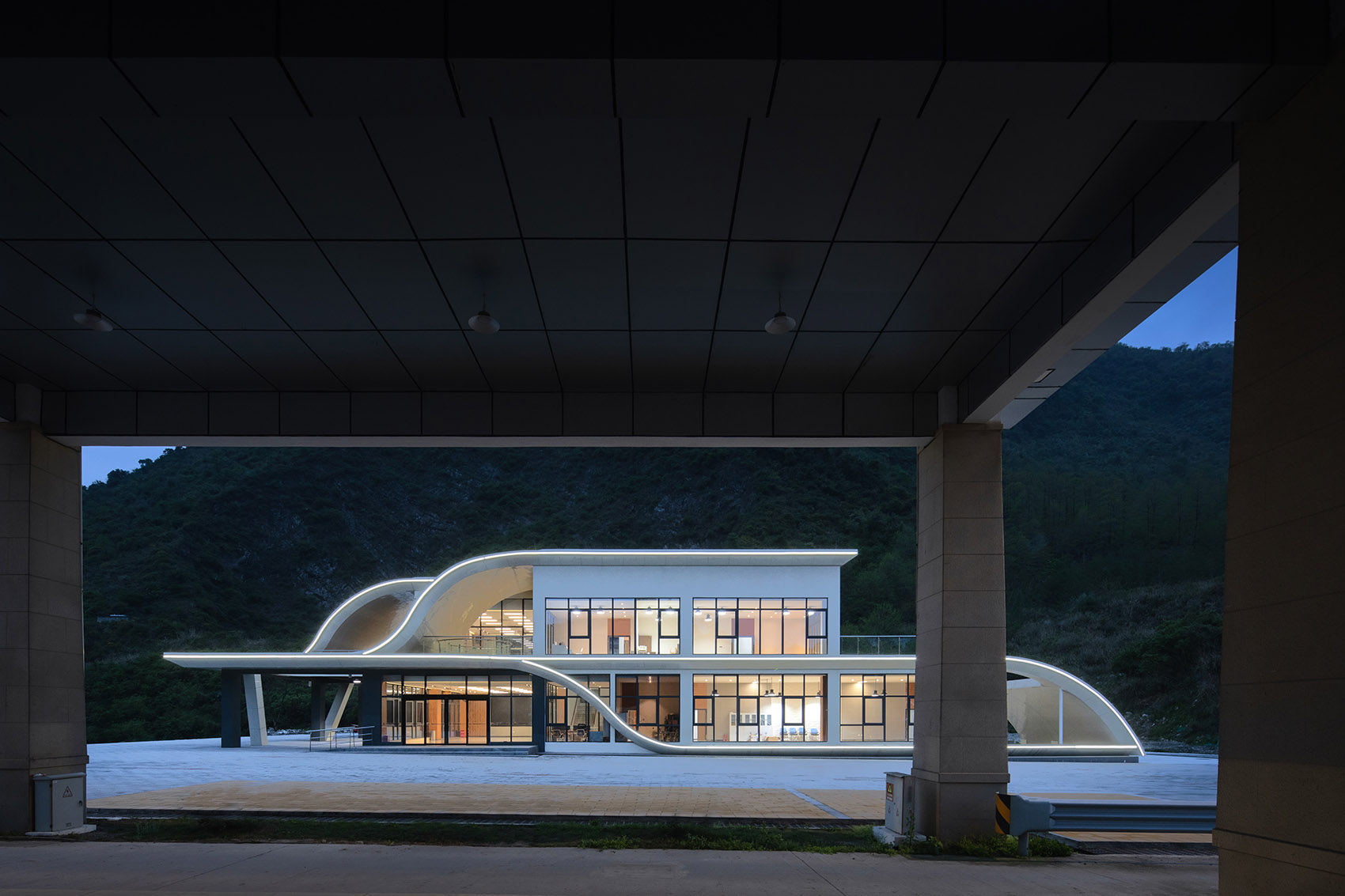 四川智慧高速新基建科研基地项目丨中国四川丨山间建筑-18