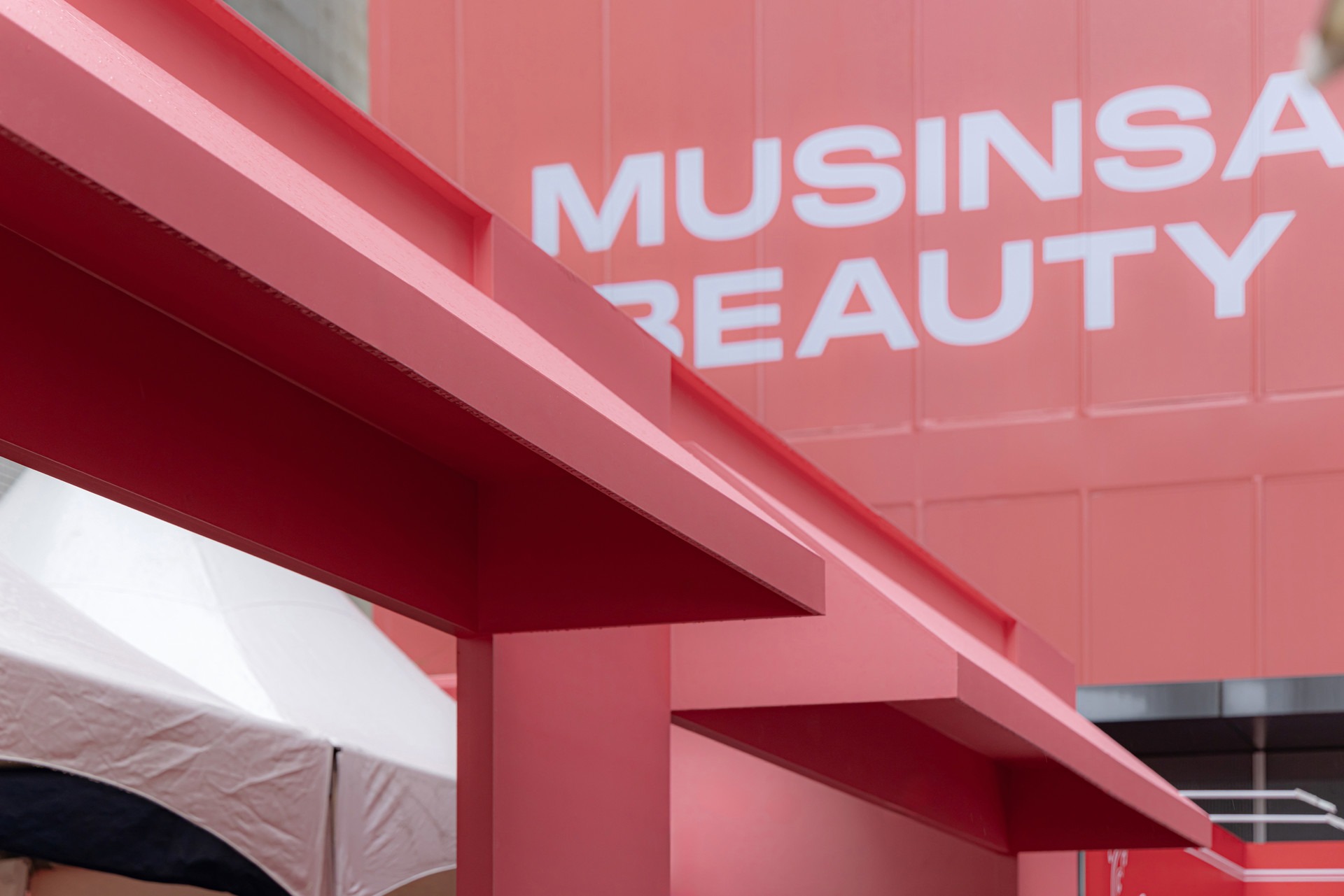 慕色（木辛）莎美妆节

注：Musinsa可能是品牌名，音译为慕色莎或木辛莎等，在没有更多背景信息下较难确定最合适的中文名称，但Beauty Festa明确是美妆节  丨Docent Design-12