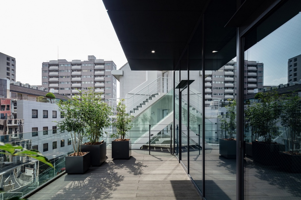 东京 ESCALIER 五番町办公楼 | 绿色阳台与城市景观相融-7