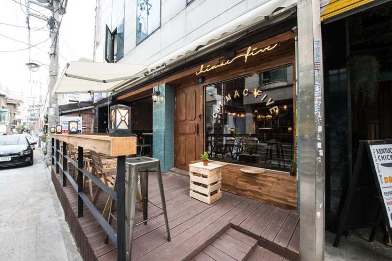 20 平米极简主义咖啡馆，裸露混凝土打造温馨空间-14