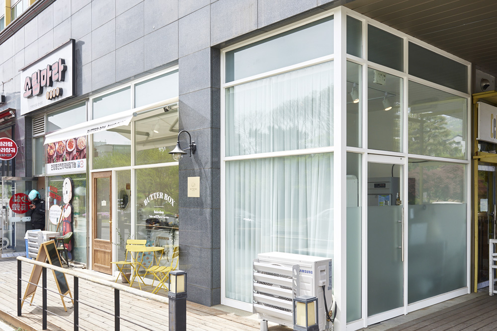 白色与木质，简约的 7 平小咖啡厅设计-3