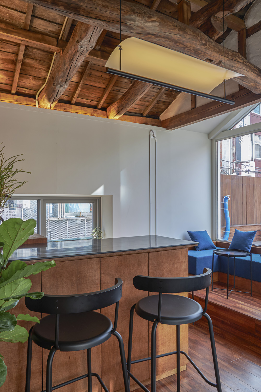 十坪空间里的缤纷色彩盛宴——WAFF 咖啡厅设计-6