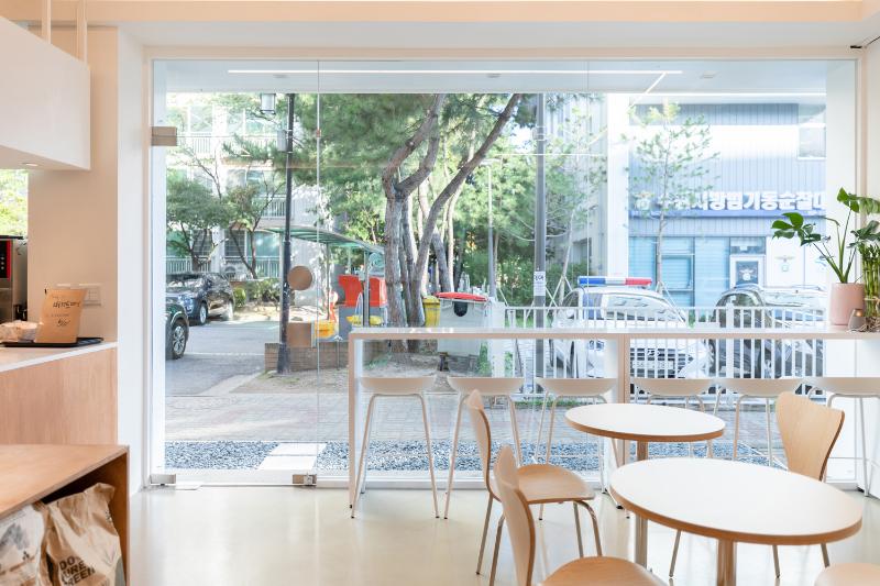 17 坪极简风烘焙咖啡厅设计-8