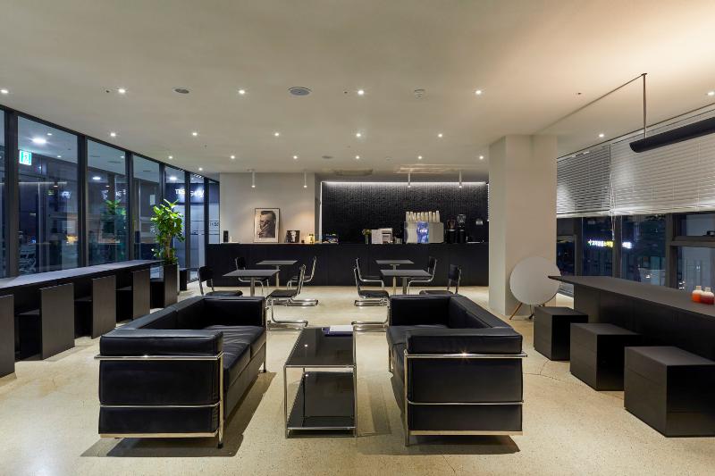 26 平现代简约咖啡厅设计 | 黑白色调的精致空间-5