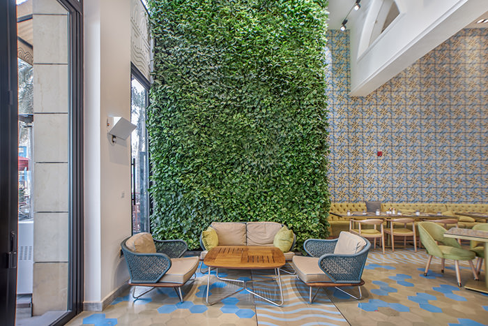 Amazing your customers with a green wall-4