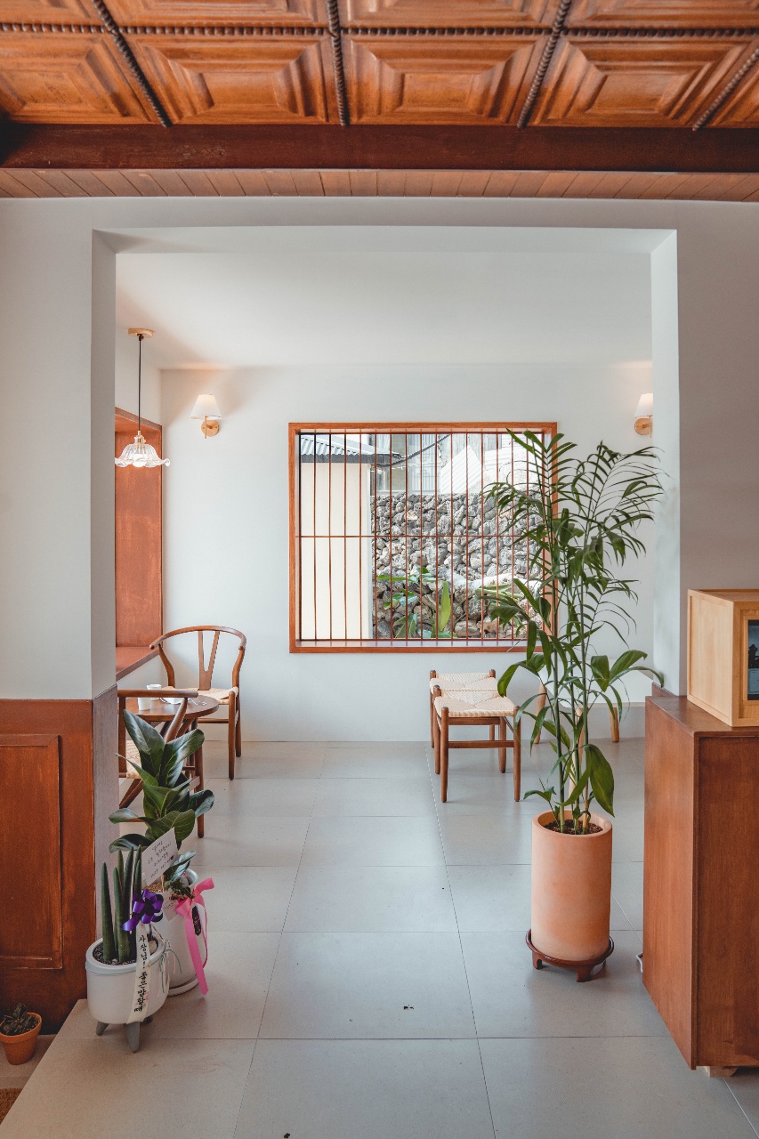 16 坪济州岛咖啡厅，舒适温馨的白色木质空间-5