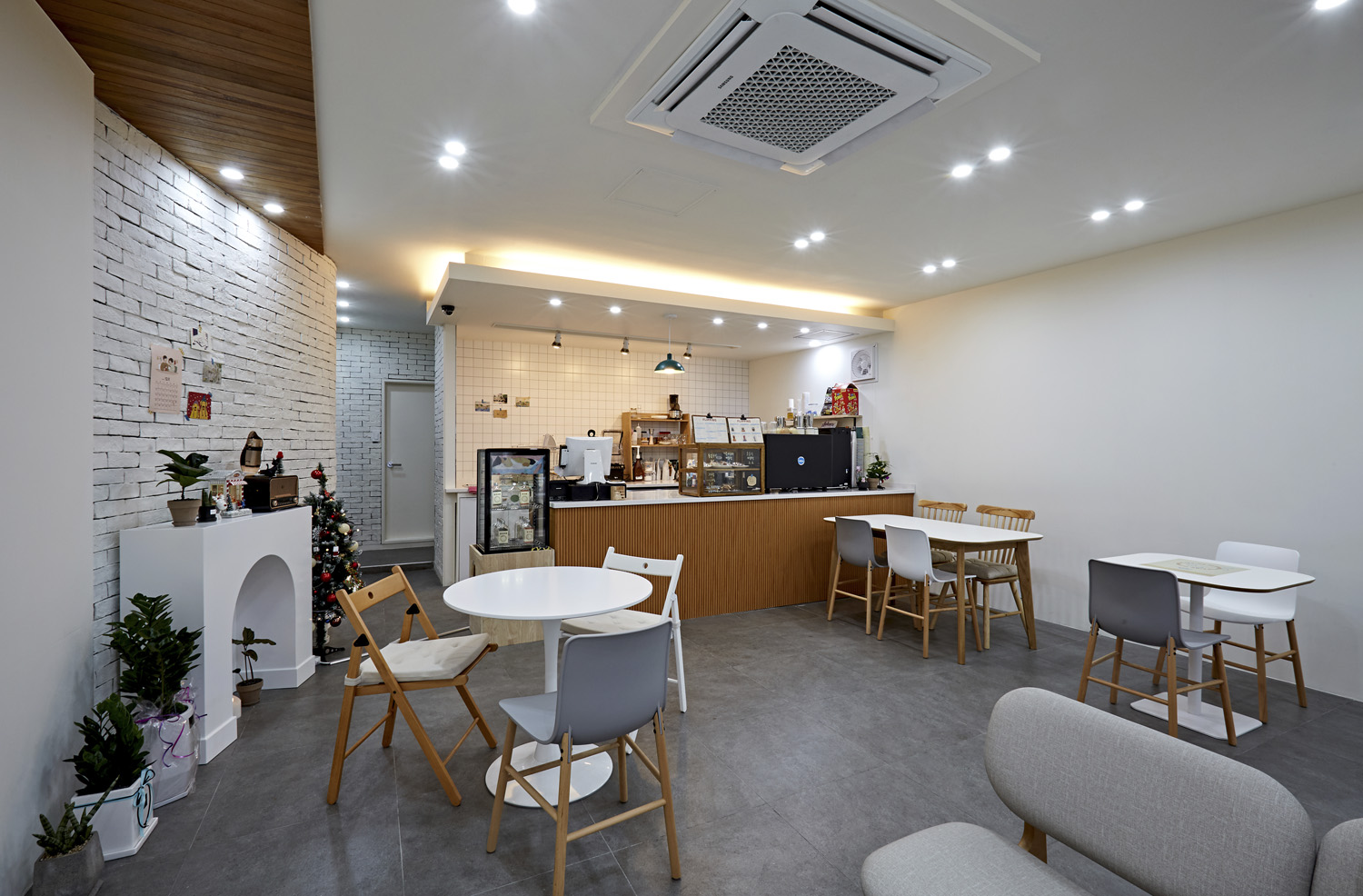 简约白调 | 10 平米咖啡厅的极简设计魅力-7