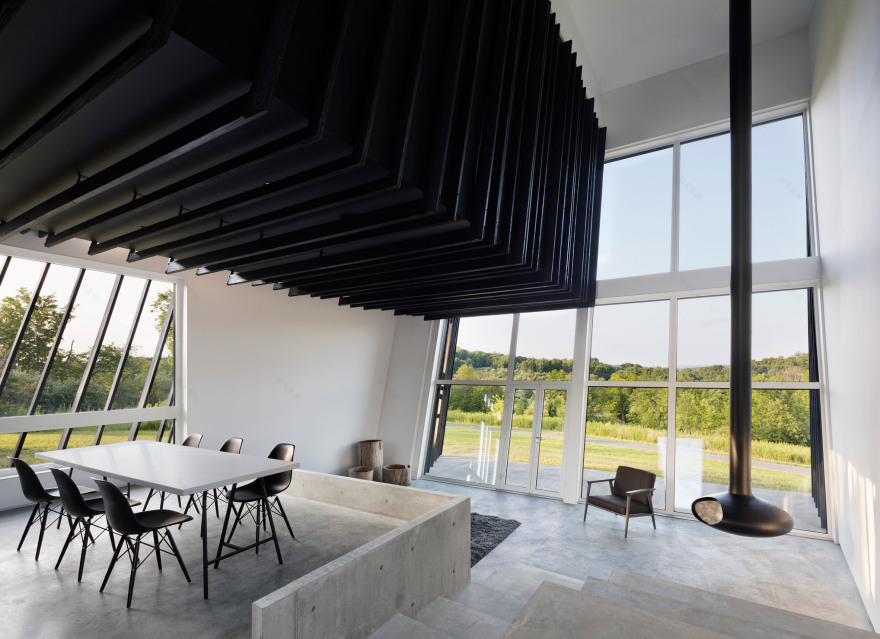 A/O builds slanted black holiday home in Hudson Valley-14