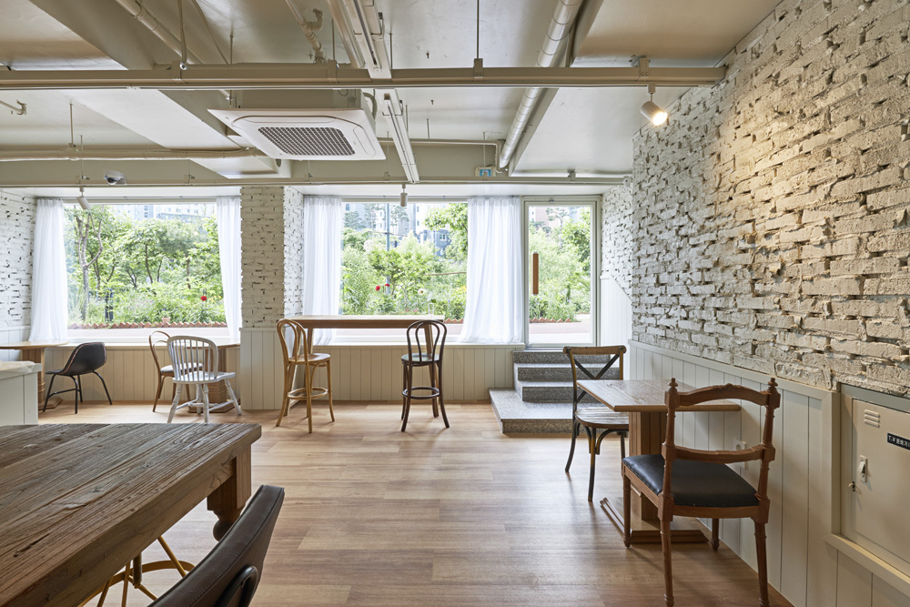 白色木纹打造舒适 50 平咖啡厅空间-8