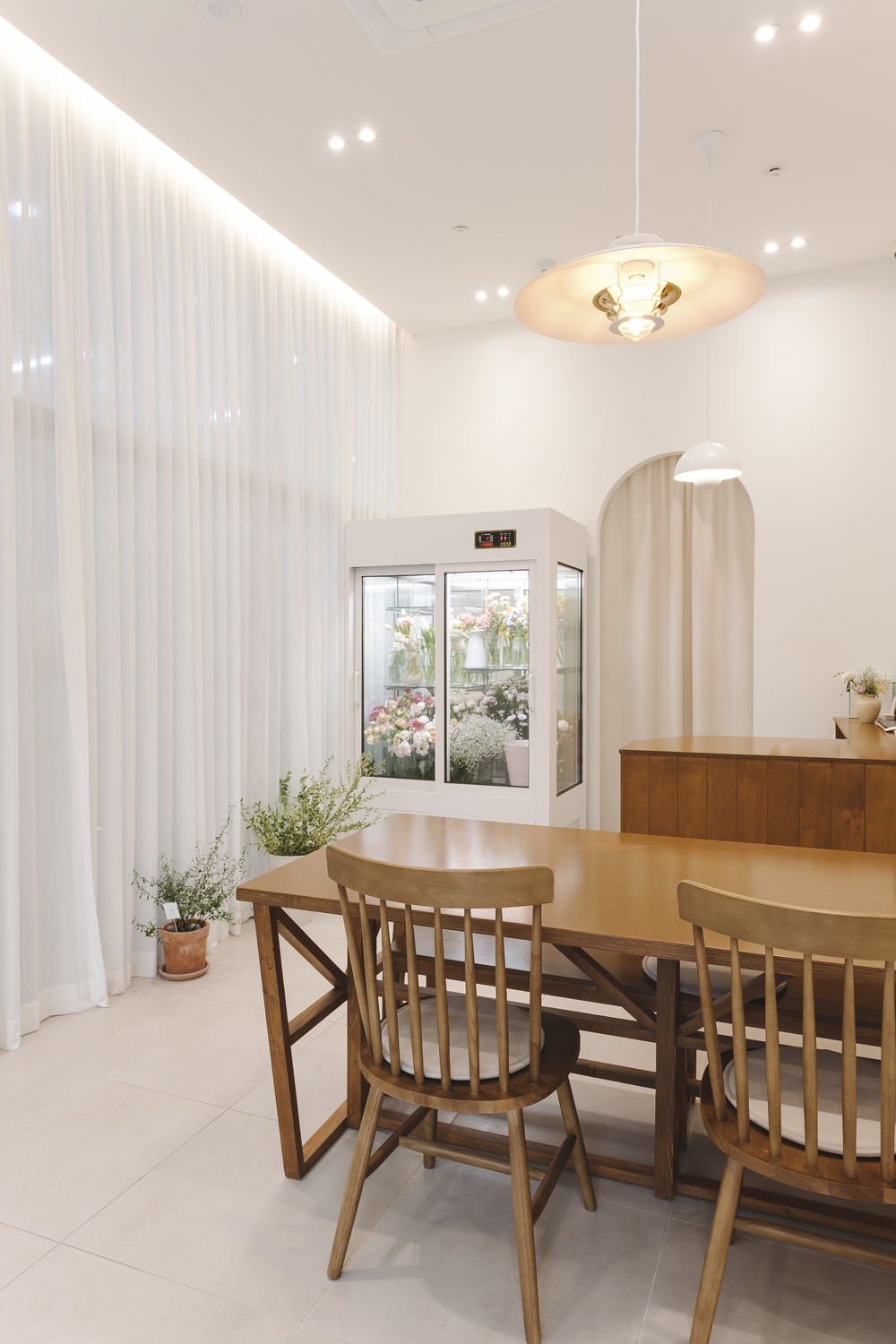 9 坪花店，极简白色与木质元素营造温馨氛围-14