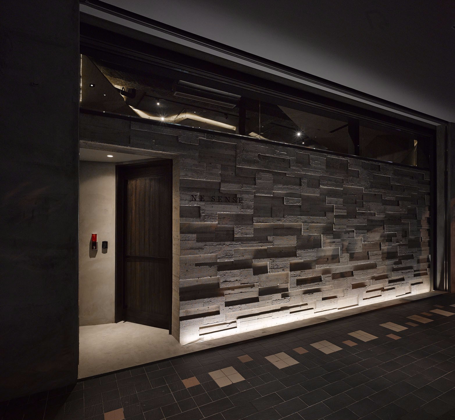 云邑设计打造工业风服装店 | 水泥地砖墙展现原始魅力-12